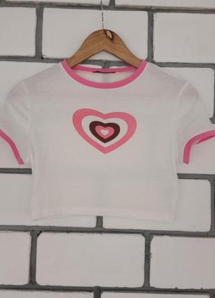 Белая футболка топ с розовыми сердечками и розовой окантовкой