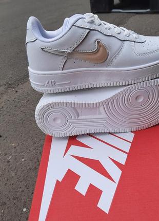 Шикарные женские кроссовки nike air force 1
белые7 фото