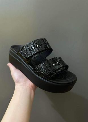 Крокс шльопанці бруклін платформа чорні crocs brooklyn croco shine buckle black2 фото