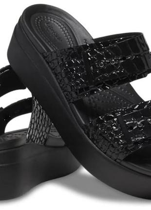 Крокс шльопанці бруклін платформа чорні crocs brooklyn croco shine buckle black9 фото