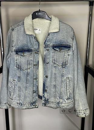 Джинсова куртка шерпа bershka