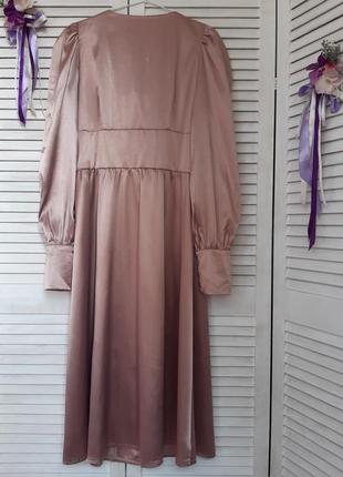 Атласное, нюдовое платье миди с длинными рукавами на пуговичках4 фото