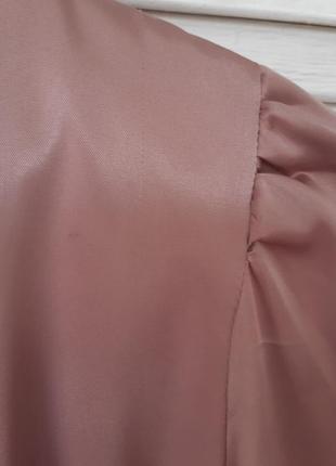 Атласное, нюдовое платье миди с длинными рукавами на пуговичках7 фото