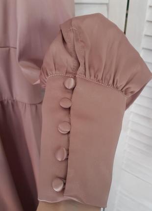 Платье миди из атласа с длинными рукавами на пуговичках, нюдового оттенка5 фото