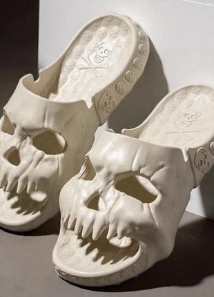 Тапочки унисекс беж с черепом в стиле готика гранж