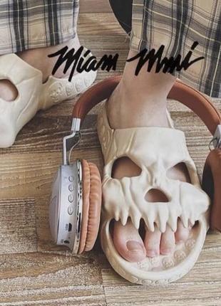 Тапочки унисекс беж с черепом в стиле готика гранж