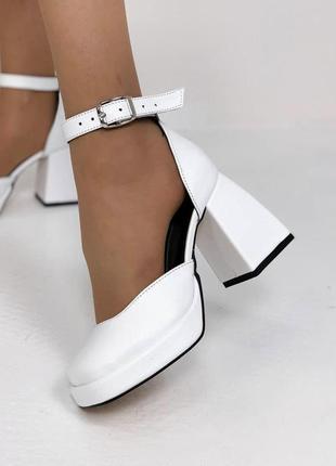 Белые туфли на каблуке кожа