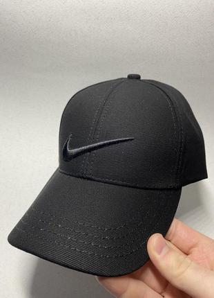 Классическая и удобная кепка nike черного цвета2 фото
