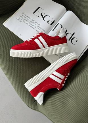 Красные натуральные кеды с белой подошвой из натуральной замши замшевые