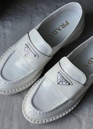 Жіночі лофери prada white brushed  leather loafers1 фото