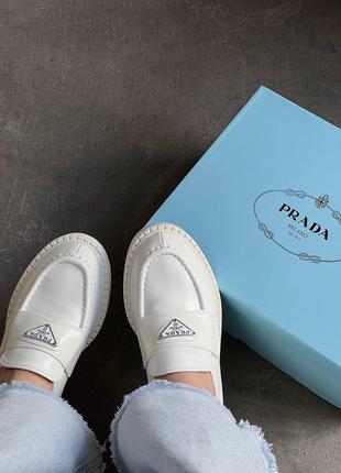 Жіночі лофери prada white brushed  leather loafers4 фото