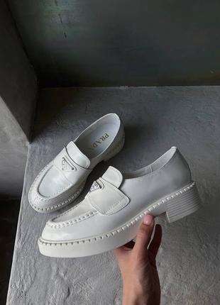 Женские лоферы prada white brushed leather loafers8 фото