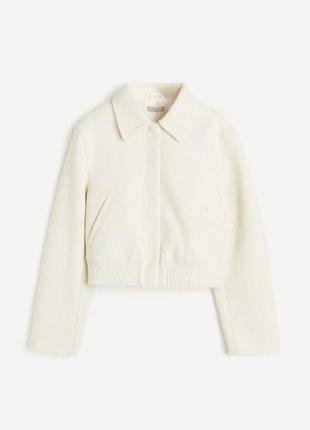 Короткая куртка из плетения букле с воротником и потайными кнопками спереди3 фото