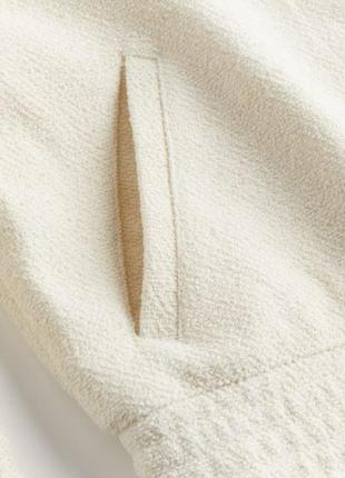 Короткая куртка из плетения букле с воротником и потайными кнопками спереди4 фото