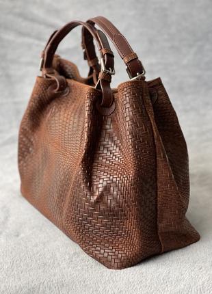Кожаная коричневая вместительная сумка, принт под плетение, италия4 фото