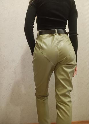 Кожаные брюки с декоративными отстрочками4 фото