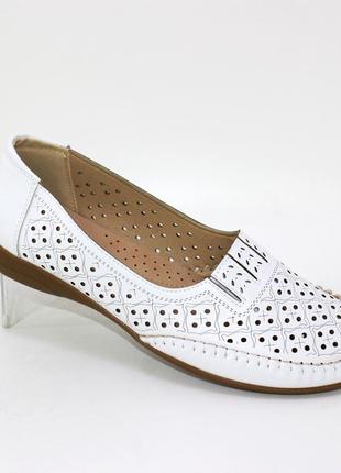 Женские белые летние туфли с декоративной перфорацией