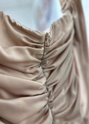 Атласное мини платье с открытыми плечами с драпировкой и объемными рукавами фонариками бренда misspap7 фото