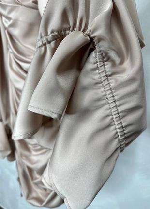 Атласное мини платье с открытыми плечами с драпировкой и объемными рукавами фонариками бренда misspap10 фото