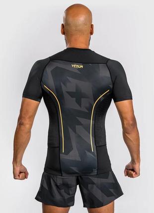 Чоловічій рашгард venum razor rashguard short sleeves - black/gold3 фото