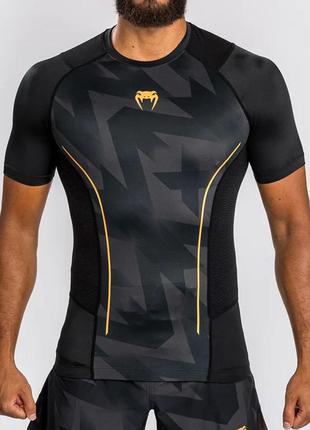 Чоловічій рашгард venum razor rashguard short sleeves - black/gold1 фото