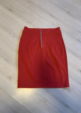 Трикотажная красная женская юбка-карандаш приталенного фасона по колено4 фото