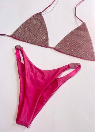 Купальник бикини с камушками. купальник с треугольным верхом на завязках. купальник со стразами