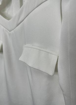 Платье белого цвета с оригинальным вырезом и накладными карманами бренда misspap9 фото