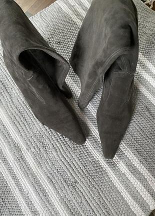 Вінтажні брендові замшеві чоботи панчохи з гострим прямокутним носком та маленькими підборами y2k3 фото