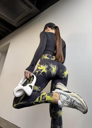 Спортивные женские леггинсы marble tie-dye с эффектом push up бесшовные черные с желтым для фитнеса и йоги2 фото