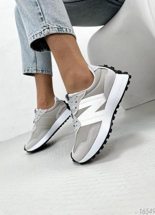 Сірі замшеві текстильні кросівки на білій товстій підошві new balance 327