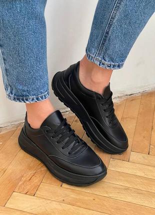 Чорні шкіряні кеди на шнурівку на високій підошві