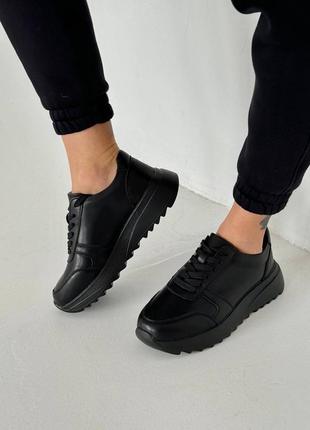 Чорні шкіряні легесенькі кросівки на шнурівку на високій підошві