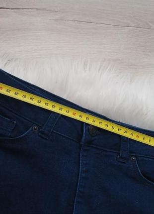 Темно скошенные джинсы облегающие на средней посадке на высокий рост5 фото
