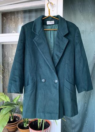 Короткое тканевое пальто зелёного бутылочного цвета