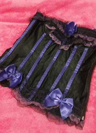 Атласний чорний корсет із фіолетовими рюшами