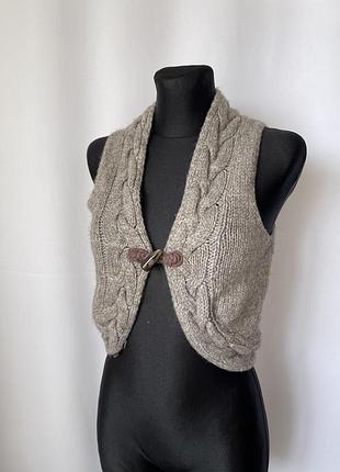 Мини-жилетка серая с косами тёплая серая шерсть альпака акрил