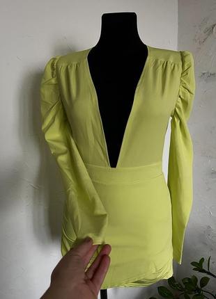Стильное платье по фигуре с вырезом лимонного/желтого цвета3 фото