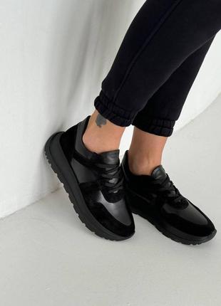 Черные легкие кожаные кроссовки на шнуровке со вставками замши
