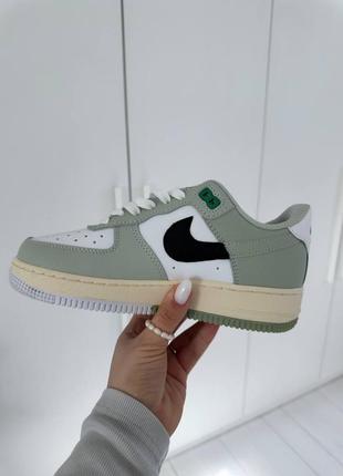 Стильные женские кроссовки nike air force 1 low green white black зелёные4 фото