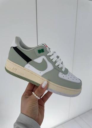 Стильные женские кроссовки nike air force 1 low green white black зелёные5 фото