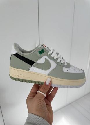 Стильные женские кроссовки nike air force 1 low green white black зелёные2 фото