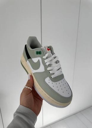 Стильные женские кроссовки nike air force 1 low green white black зелёные3 фото