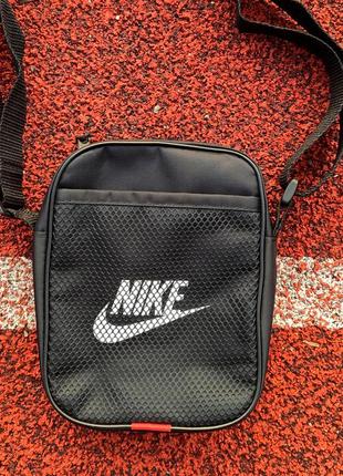 Стильная черная сумка nike с декоративной сеткой / мессенджер найк / мужская женская барсетка / бананка через плечо с сеточкой / унисекс черная2 фото