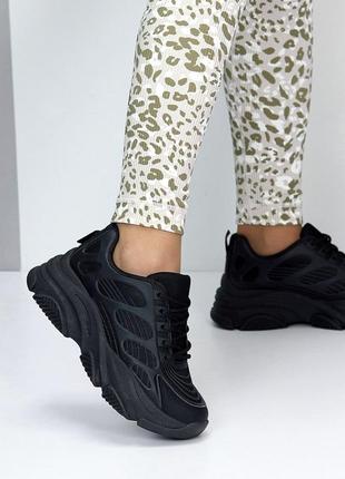 Кросівки жіночі