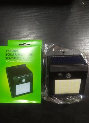 Светодиодный светильник с датчиком света на солнечной батарее1 фото