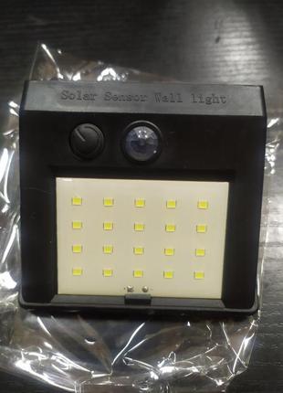 Светодиодный светильник с датчиком света на солнечной батарее2 фото