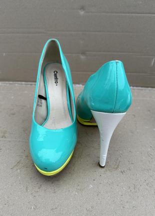 Жіночі яскраві літні туфлі лакові бірюзові1 фото