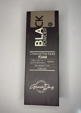 Пенка для умывания лица с черным углем grace day black powder charcoal pore facial foam4 фото