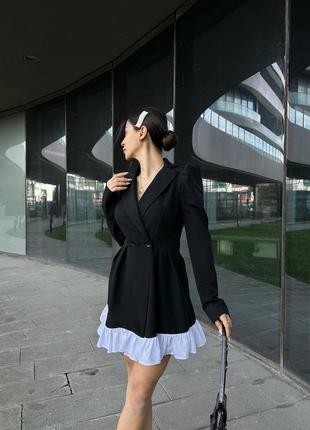 Платье пиджак мини с рукавами на запах платья черная с белыми рюшками на подоле по фигуре вечерняя элегантная трендовая стильная5 фото